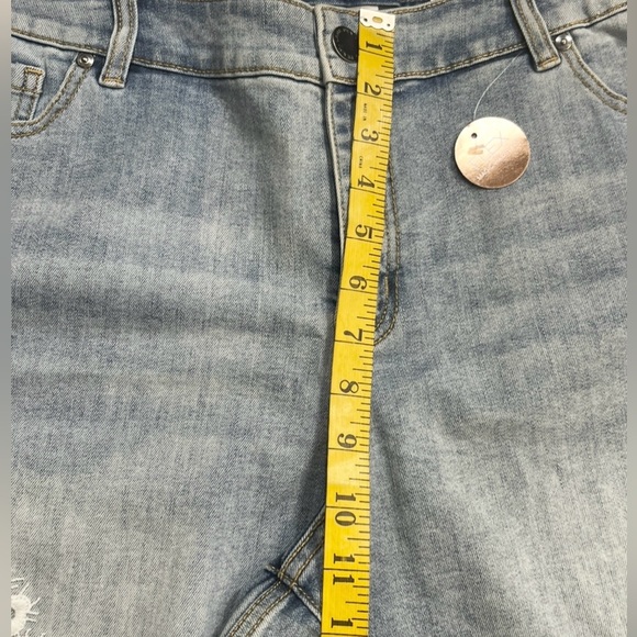 Lane Bryant Jean Midrise Shorts White Applique Lace Detail NWT Size 14 - Picture 4 of 8